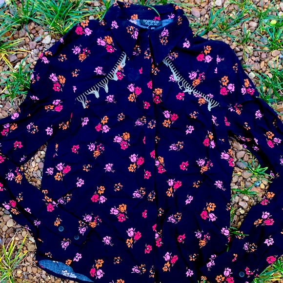 Topshop Tops - NWT Topshop shirt button down floral top size 0